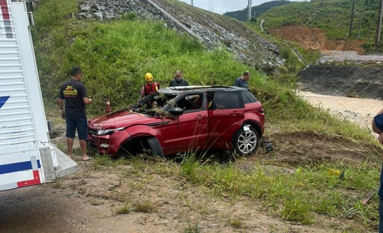 Bombeiros confirmam morte de três pessoas após veículo ser arrastado pela água em Palhoça