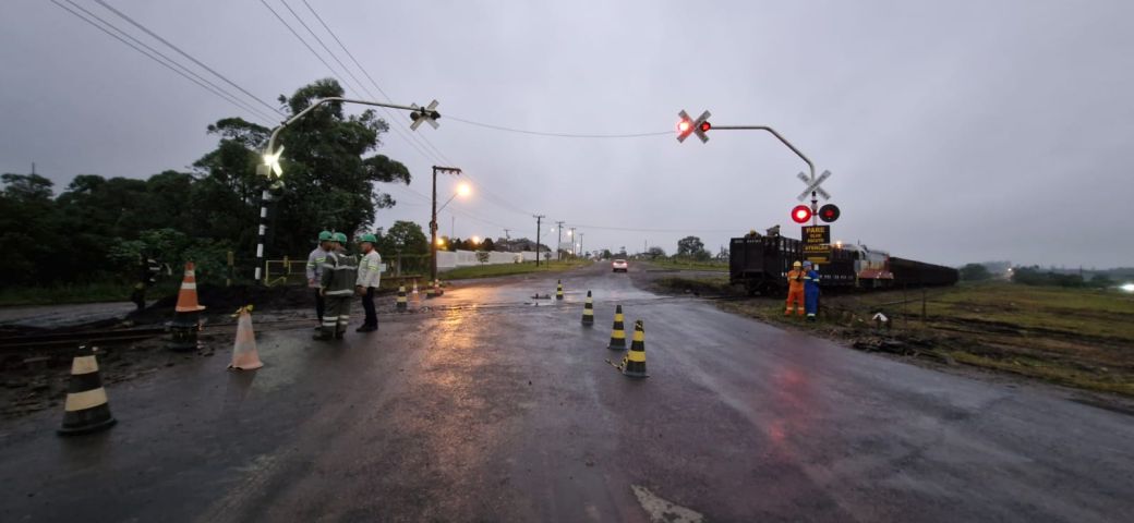 Ferrovia Tereza Cristina conclui trabalhos de recuperação de Passagem em Nível danificada, em Criciúma