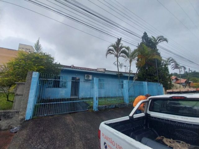 Chuvas provocam destelhamentos e queda de árvore em Tubarão