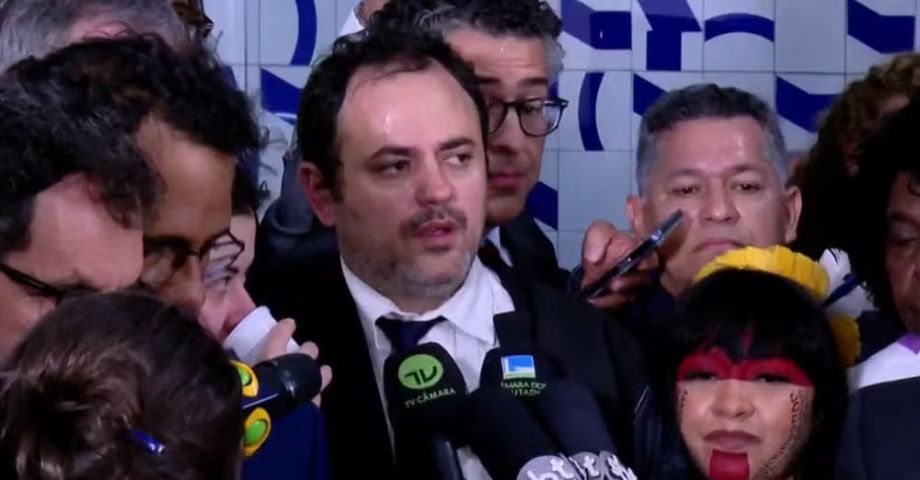 VÍDEO: Glauber Braga (PSOL-RJ) é retirado à força por policiais da Câmara dos Deputados