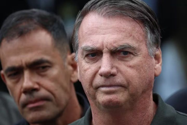Defesa de Bolsonaro pede autorização para que ex-presidente realize cirurgia em um hospital