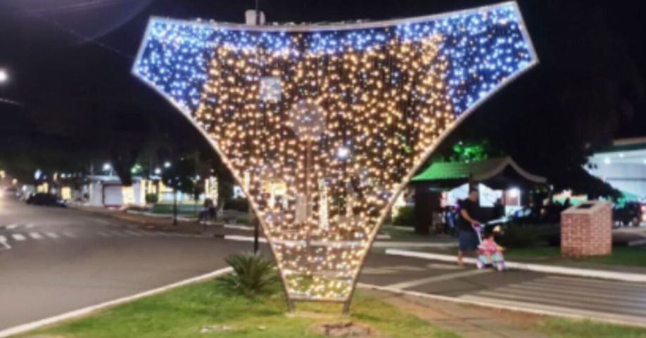 Natal: calcinha iluminada gigante decora cidade polo de confecções em MG