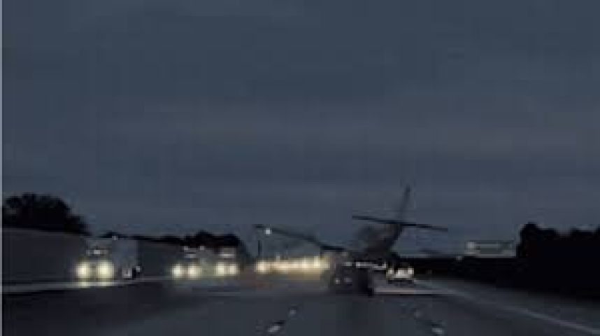 (VÍDEO) Avião de pequeno porte faz pouso forçado em rodovia na Flórida e atinge carro em movimento