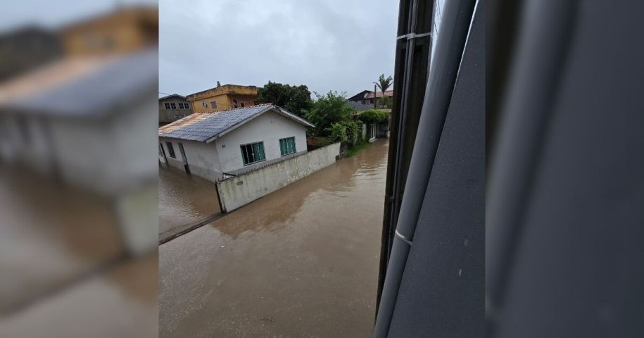 VÍDEO: Seis residências são afetadas por alagamentos nesta quarta-feira (10), em Imbituba