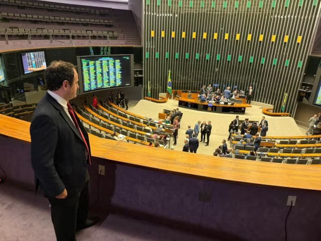 Glauber Braga (PSOL-RJ) tem mandato suspenso por seis meses por quebra de decoro