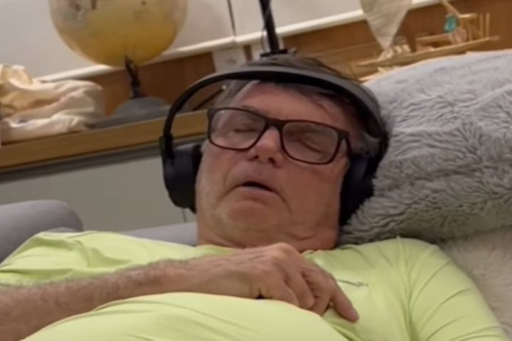 Carlos compartilha imagem de Bolsonaro soluçando: 'Doloroso demais'. Veja vídeo