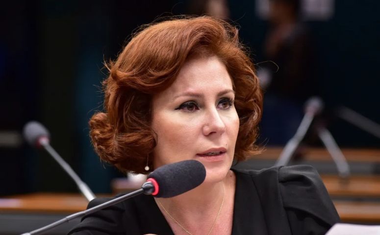 STF tem maioria para cassar mandato de Carla Zambelli imediatamente