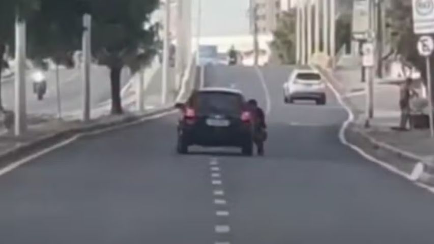 Motorista arrasta assaltante pendurado na porta do carro e causa acidente em Fortaleza