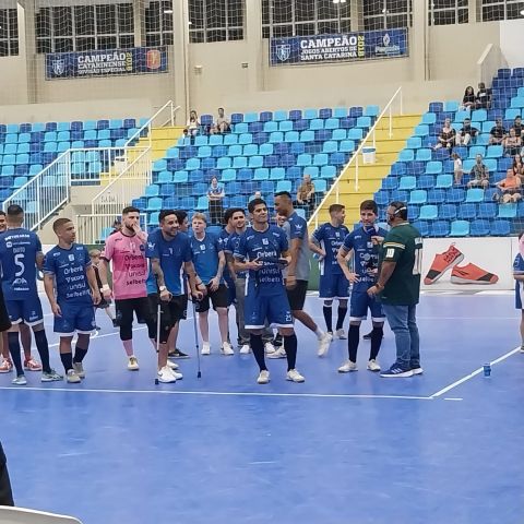 VÍDEO: Tubarão Futsal se despede da temporada de 2025 com goleada e homenagens a Marinho e Acco
