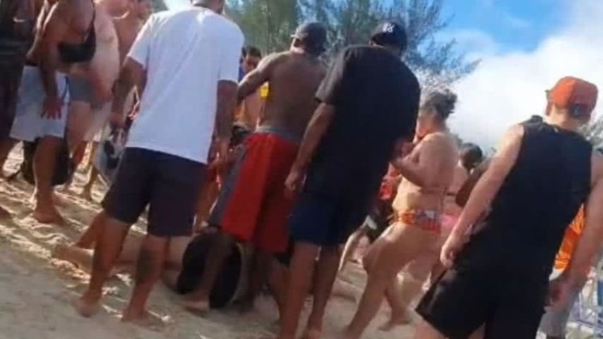 VÍDEO: Turista americano apanha após gravar mulher em praia, em Florianópolis