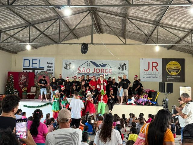 Grupo de voluntários promove 2ª Ação de Natal e leva alegria a cerca de 400 crianças em Tubarão