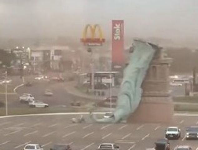 (VÍDEO) Estátua da Havan desaba durante temporal no RS