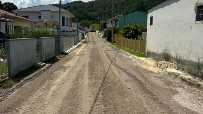 Após notificação da prefeitura, empresa retoma obra de pavimentação em rua de Tubarão