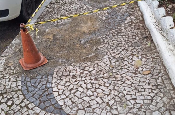Calçadas da praça Sete de Setembro recebem manutenção da prefeitura