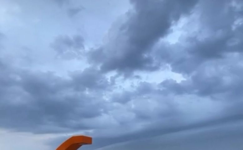 (Vídeo) Nuvem Shelf Cloud ‘gigante e assustadora’ muda paisagem de praia em SC