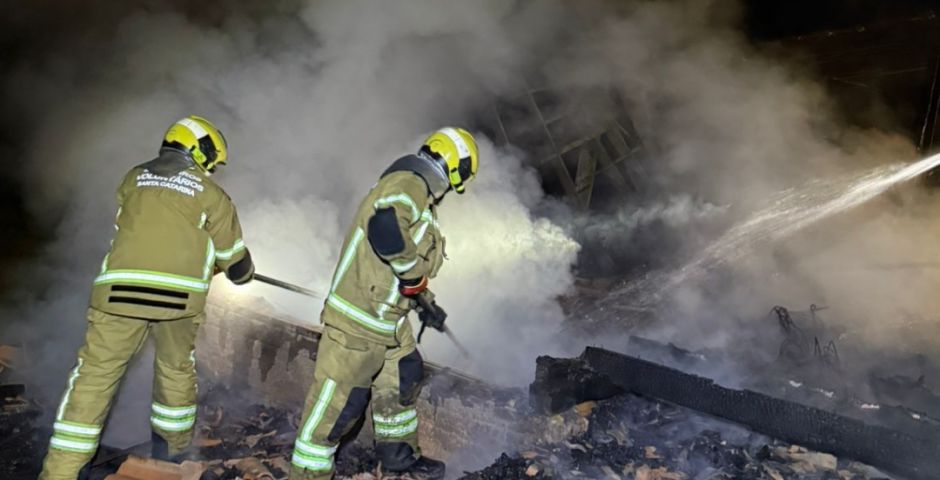 Incêndio consome parte de galpão na comunidade de Santa Cruz, em Treze de Maio
