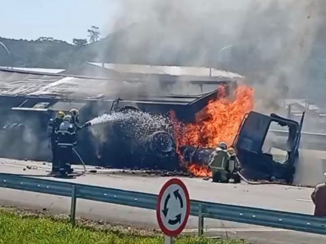 VÍDEO: Caminhão carregado de cebola tomba e pega fogo em Jaguaruna