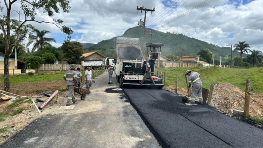 Prefeitura inicia implantação do asfalto na Rua Plácido Bráz Fernandes
