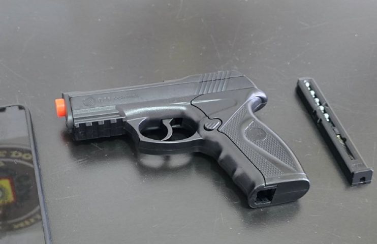 Homem é detido com arma artesanal dentro de bar em Tubarão