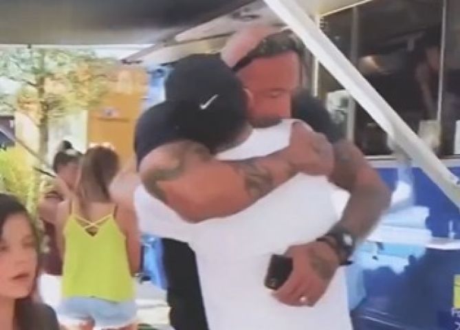 Vídeo viraliza nas redes sociais mostrando reencontro entre pais e filhos