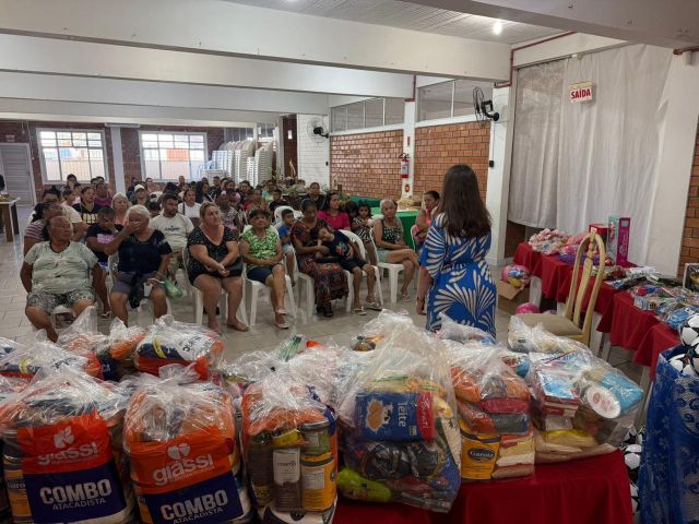 Paróquia Santa Teresinha promove ação especial de Natal e beneficia mais de 50 famílias em Tubarão