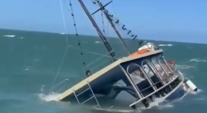 Escuna naufraga em Laguna neste sábado (20); cinco pessoas são resgatadas