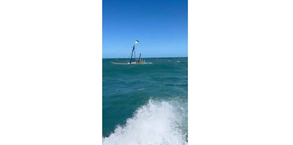 Vídeo mostra escuna segundos antes de submergir completamente em Laguna