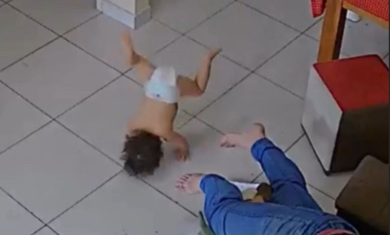 (VÍDEO) Bebê dá cambalhota inesperada, chora e assusta os pais