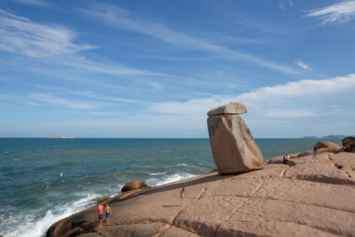 Motorista vai tirar foto na Pedra do Frade e tem carro invadido em Laguna
