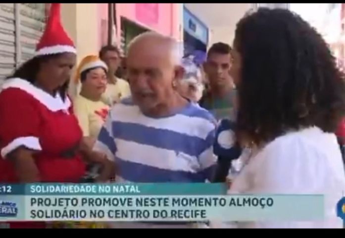 (Vídeo) No país: Idoso que não tinha o que comer em casa no Natal chora ao receber marmita em Recife