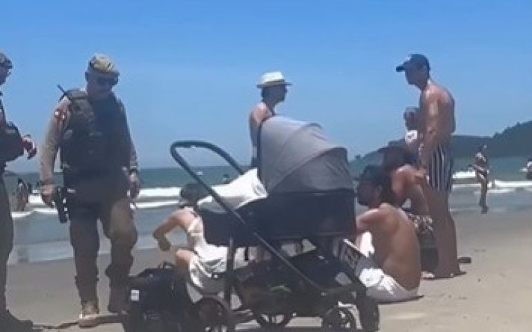 (VÍDEO) Bebê exposto ao sol e uso de som alto na praia geram revolta e ação da PM em Balneário Camboriú