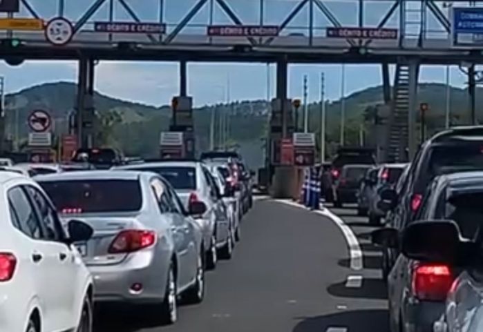 (VÍDEO) Calorão lota pedágio e provoca longas filas no acesso às praias de Jaguaruna neste sábado (27)