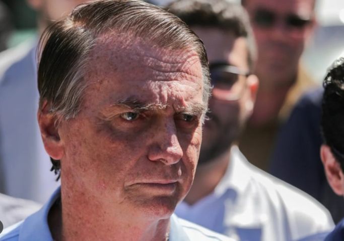 Procedimento de Bolsonaro para crises de soluço foi concluído, diz Michelle
