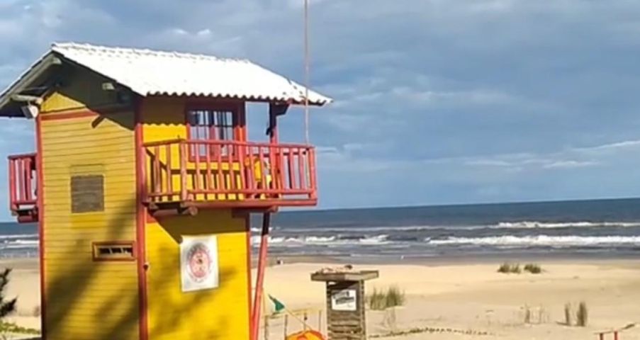 Homem de 38 anos é resgatado após ser arrastado por corrente de retorno em Jaguaruna