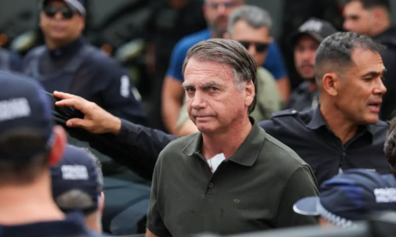 Bolsonaro volta a ter crise de soluços e fará nova intervenção nesta segunda (29)