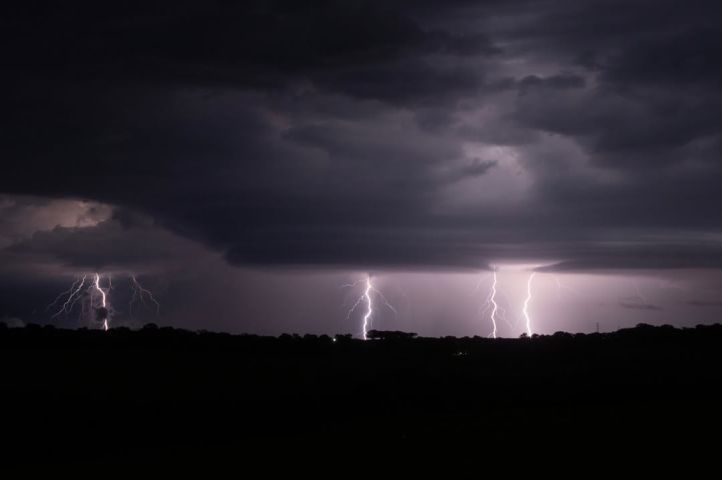 Calor intenso e alerta de temporais marcam início da última semana do ano em SC