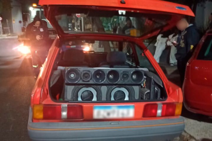 Jovens de 18 e 23 anos são presos após perturbação com som automotivo em Jaguaruna