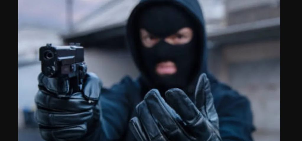 Homem armado rende atendente e assalta estabelecimento em Sangão