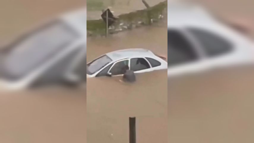 VÍDEO: Carro é tomado pela água durantes chuvas intensas em Florianópolis