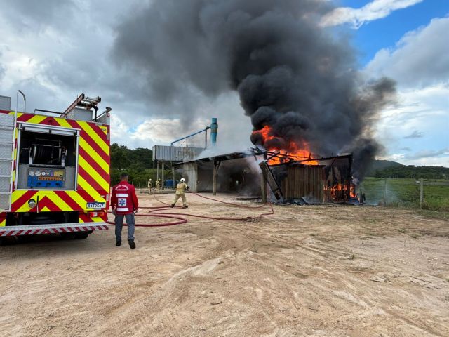 Incêndio atinge galpão desativado em Jaguaruna