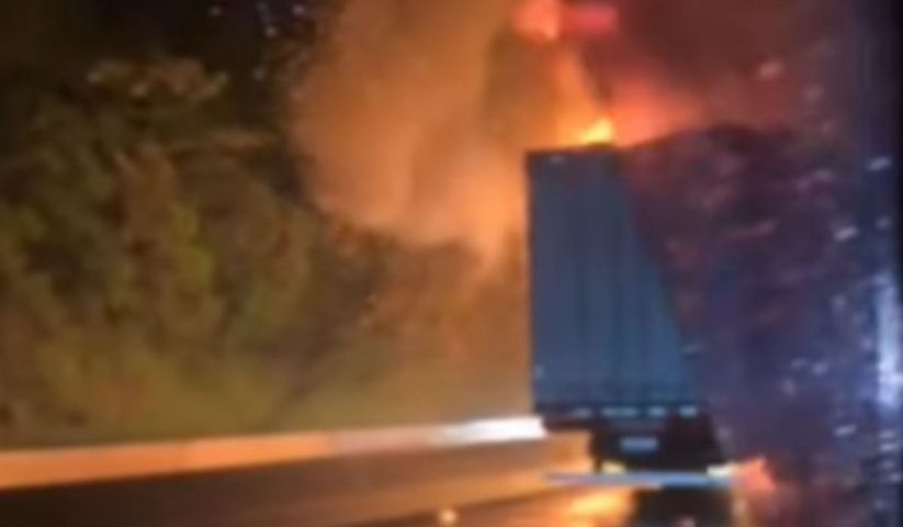 (Vídeo) Caminhão pega fogo na BR-101 e gera congestionamento quilométrico no Morro dos Cavalos