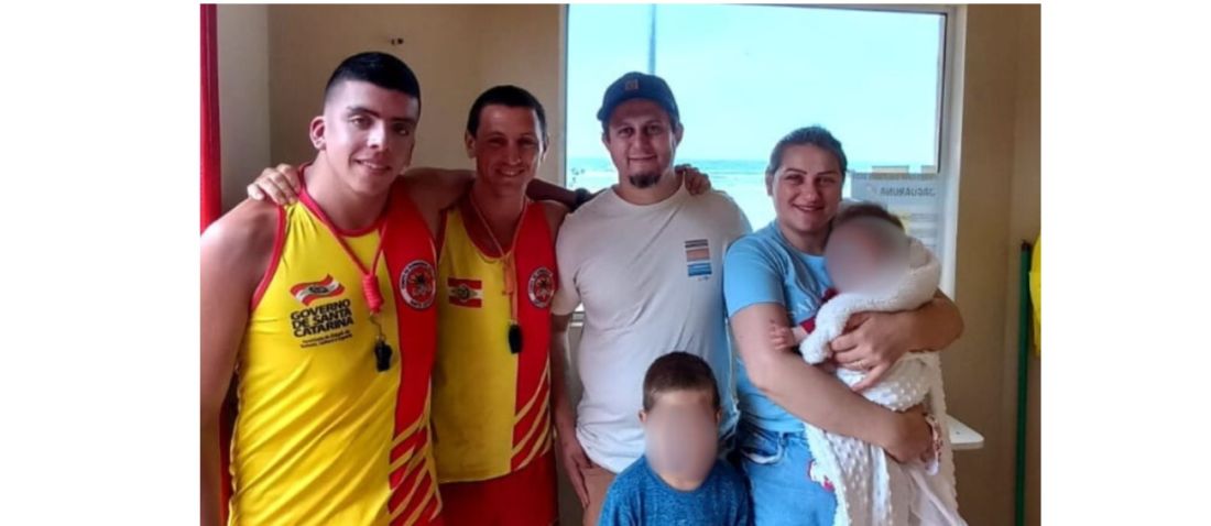 Bebê de dois meses é salva por guarda-vidas após engasgar na Praia do Campo Bom