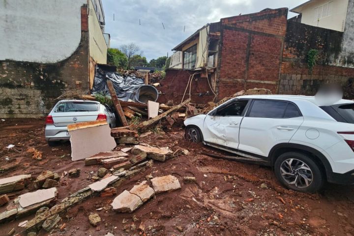 Volume extremo de chuvas em SC causa estragos em todo o estado e municípios decretam emergência