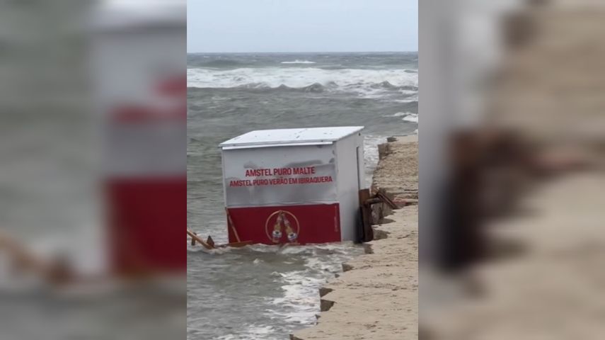 VÍDEO: Quiosque é levado pela água na Barra de Ibiraquera, em Imbituba