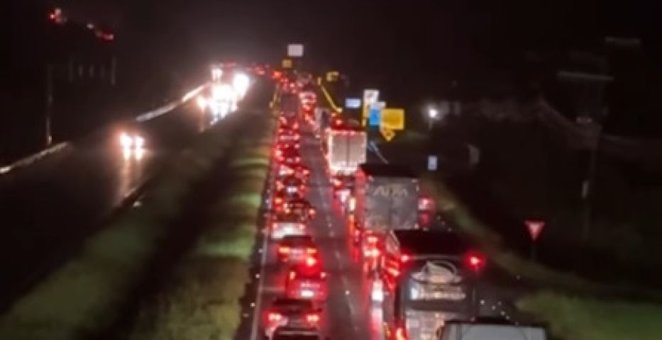 VÍDEO: Crateras se formam na BR-101 e provocam filas quilométricas na região do Morro dos Cavalos