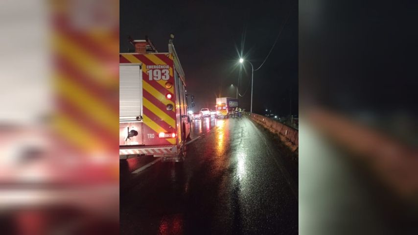 VÍDEO: Acidente na BR-101 provoca engavetamento e interdita pista em Tubarão