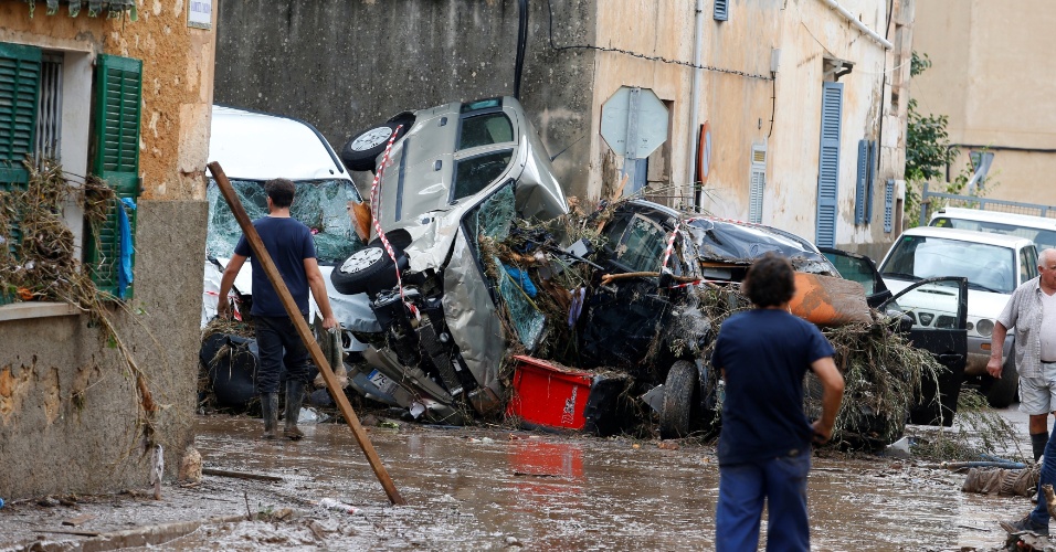 No mundo: Enchentes deixam ao menos 13 mortos no sul da França