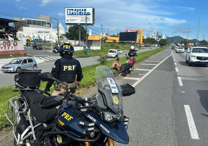 Motociclista 'Superman' é interceptado na BR-101 em Balneário Camboriú