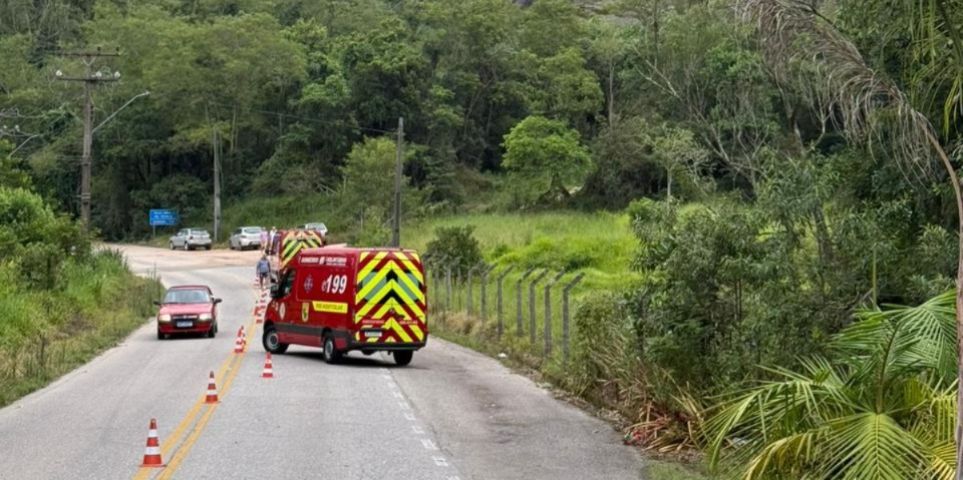Colisão entre moto e carro deixa dois feridos em Treze de Maio