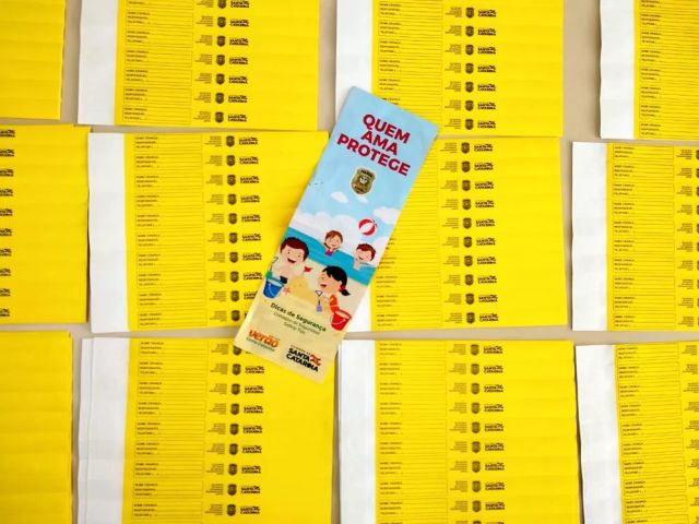 Polícia Civil promove entrega de pulseirinhas de identificação nas praias de Laguna